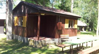 Chatová osada U Sedláka, Komorník<br/>Strmilov